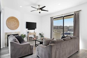 Oceanfront 2BR + Rooftop Deck, & Beach Access Strand Way B