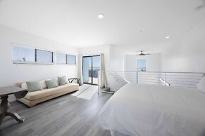 Oceanfront 2BR + Rooftop Deck, & Beach Access Strand Way B