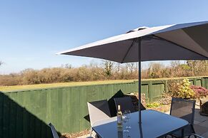 Honeyfield Lodge - Spacious Cottage Rural Views