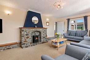 Honeyfield Lodge - Spacious Cottage Rural Views
