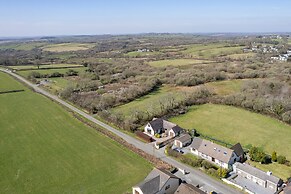 Honeyfield Lodge - Spacious Cottage Rural Views