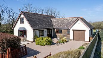 Honeyfield Lodge - Spacious Cottage Rural Views