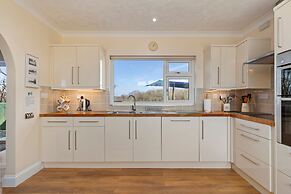 Honeyfield Lodge - Spacious Cottage Rural Views