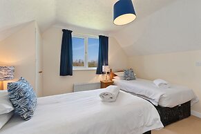 Honeyfield Lodge - Spacious Cottage Rural Views