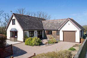 Honeyfield Lodge - Spacious Cottage Rural Views