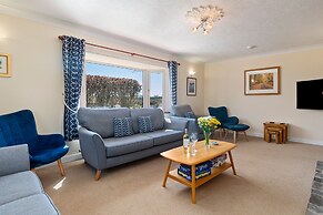 Honeyfield Lodge - Spacious Cottage Rural Views