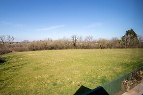 Honeyfield Lodge - Spacious Cottage Rural Views