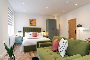 Stylish Central Studio Steps to DMU & LRI