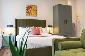 Stylish Central Studio Steps to DMU & LRI