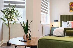 Stylish Central Studio Steps to DMU & LRI