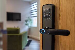 Stylish Central Studio Steps to DMU & LRI