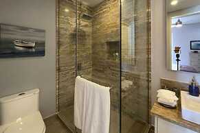 Beach Condo Kitchen Hot Tub