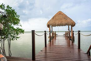 Casa Relaxo Waterfront Villa with Private Dock in Bacalar Lagoon