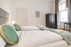 2BR Apt Near Stadthalle