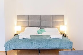 2BR Apt Near Stadthalle