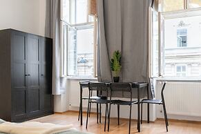 2BR Apt Near Stadthalle