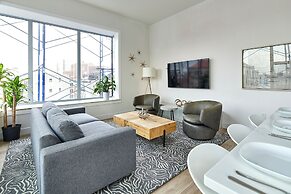 Bright Designer Loft Steps From Path to NYC