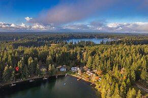Phillips Lake Lodge in Shelton