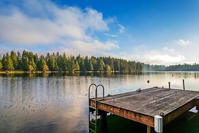 Phillips Lake Lodge in Shelton