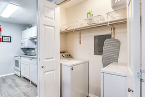 2 Mi to Texas A&M University: Condo w/ Pool!