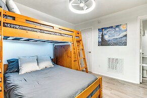 2 Mi to Texas A&M University: Condo w/ Pool!