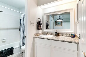 2 Mi to Texas A&M University: Condo w/ Pool!