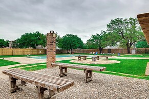 2 Mi to Texas A&M University: Condo w/ Pool!
