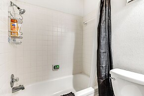 2 Mi to Texas A&M University: Condo w/ Pool!