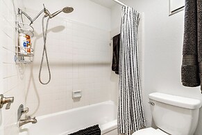 2 Mi to Texas A&M University: Condo w/ Pool!