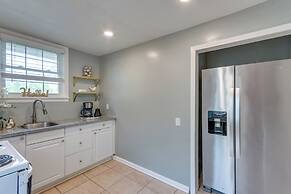 2 Mi to Dtwn Pensacola: Charming Apartment
