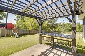 Private Acreage, Pergola & Fire Pit: Baytown Home