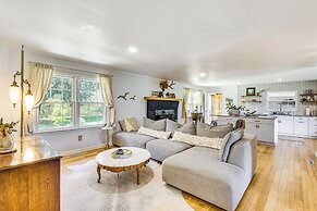 5 Mi to Lake Keowee: Stylish Salem Home w/ Yard!
