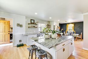 5 Mi to Lake Keowee: Stylish Salem Home w/ Yard!