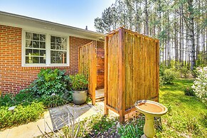 5 Mi to Lake Keowee: Stylish Salem Home w/ Yard!