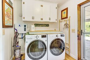 5 Mi to Lake Keowee: Stylish Salem Home w/ Yard!