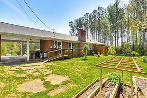 5 Mi to Lake Keowee: Stylish Salem Home w/ Yard!