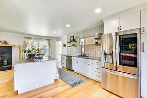 5 Mi to Lake Keowee: Stylish Salem Home w/ Yard!