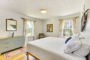 5 Mi to Lake Keowee: Stylish Salem Home w/ Yard!