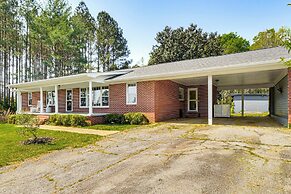 5 Mi to Lake Keowee: Stylish Salem Home w/ Yard!