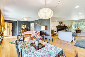 5 Mi to Lake Keowee: Stylish Salem Home w/ Yard!