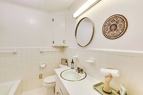 5 Mi to Lake Keowee: Stylish Salem Home w/ Yard!