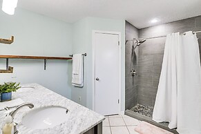 Patio, Fire Pit & Yard: Family Home in Pearland