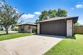 Patio, Fire Pit & Yard: Family Home in Pearland