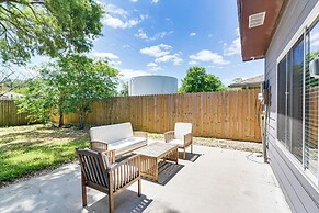 Patio, Fire Pit & Yard: Family Home in Pearland