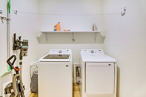 7 Mi to Flagler Beach: Breezy Stay w/ Pool Access!