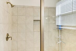 7 Mi to Flagler Beach: Breezy Stay w/ Pool Access!