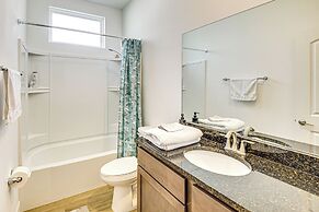 7 Mi to Flagler Beach: Breezy Stay w/ Pool Access!