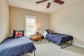 Walk to Dtwn Green Lake: Peaceful Getaway w/ Porch