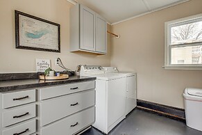 Walk to Dtwn Green Lake: Peaceful Getaway w/ Porch