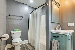 Walk to Dtwn Green Lake: Peaceful Getaway w/ Porch